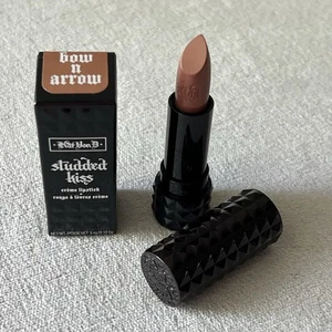 Lápiz labial Kat Von D KVD Beauty con tachuelas beso arco y flecha desnudo tamaño completo 0,12 oz - Imagen 1 de 5