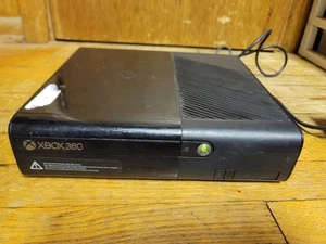 Consola Microsoft Xbox 360 I538 250 Gb solo con cable de alimentación videojuego - Imagen 1 de 8
