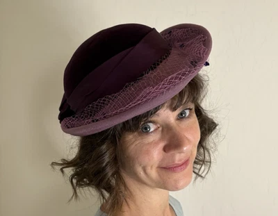 De colección Nuevo de Lote Antiguo Plaza Suite por Betmar Lana Arándano Bowler Sombrero Velo/Arco de Satén Foto 1 de 4