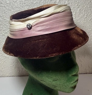 "Sombrero Cloche de fieltro de piel oxidada de colección años 60 con banda de acento satinado envuelta talla 19"" talla 6 MCM Foto 1 de 4