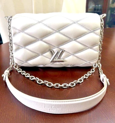 Bolso de Mano LOUIS VUITTON Plateado/Blanco Perla Mazo Cuero GO-14 PM Edredón Cartera Foto 1 de 4
