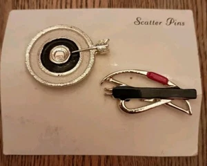 Vintage Scatter Pin Set Pins Bogen Pfeil Zielscheibe New Old Stock silberfarben - Bild 1 von 3