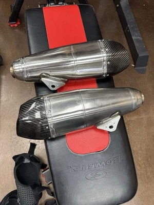 Escape doble deslizable Yoshimura RS-9 SS Al CF con silenciador de paralelogramo Foto 1 de 4