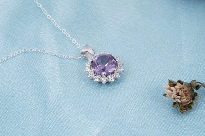 Colgante Floral Amatista Púrpura Creado en Laboratorio Corte Redondo 2Ct Chapado en Oro Blanco 14K Foto 1 de 4