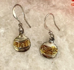 Pendientes colgantes en forma de adorno vintage adornados con brillo dorado en tono plateado - Imagen 1 de 7