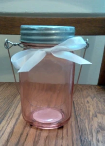 Rosa Einmachglas mit verzinktem Deckel mit Metallaufhänger - Pint - Bild 1 von 6