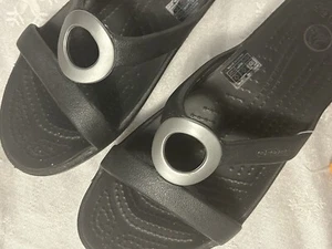 NEU Crocs Sanrah Damen-Sandalen schwarz Kreis Pantoletten lockere Passform Größe 5 W5 neu mit Etikett - Bild 1 von 8