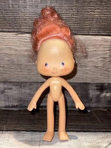RARO 2009 MUÑECA TARTA FRAMBBERRY FRESA PASTEL CORTO TCFC HASBRO 5" FIGURA MUÑECA - Imagen 1 de 6