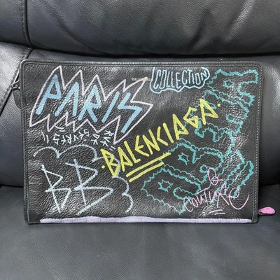 Bolso Clutch Balenciaga Graffiti Cuero Negro Usado Muy Buen Estado Foto 1 de 4