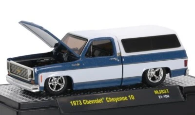 CHEVROLET Cheyenne 10 - 1973 - bluemetallic / white - M2 Machines 1:64 - Imagen 1 de 4