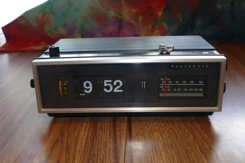 Panasonic Flip Clock Alarm Vintage Radio Model RC-7021 - Works - As Is Cover
