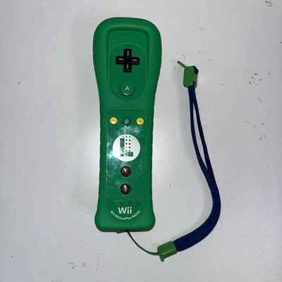 Luigi Wii Motion Plus Wiimote Controller Nintendo Wii U OEM Sleeve & Strap WORKS - Image 1 of 3