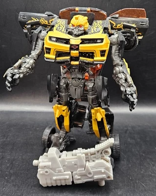 Transformers DOTM Deluxe Class Cyberfire Bumblebee - Bild 1 von 4