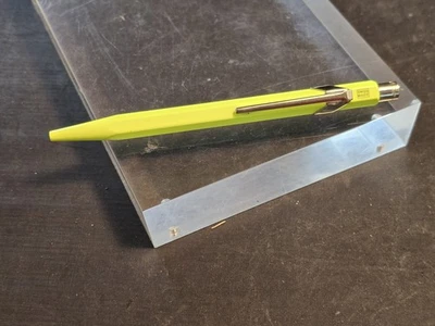 Bolígrafo Caran d’Ache 849 - Hecho en Suiza Hi Vis Amarillo Medio Azul  Foto 1 de 4