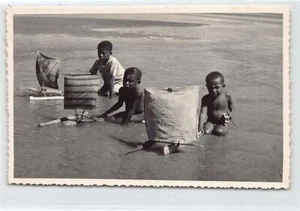 Madagascar - Jeunes enfants jouant avec des petits bateaux dans l'Isalo - CARTE - Foto 1 di 2