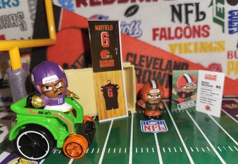 2018 NFL Series 7 Teenymates Cleveland Browns QB Baker Mayfield figure/locker Cover
