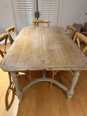 Hermosa mesa de cocina estilo casa de campo con 6 sillas de madera de ratán Foto 1 de 4