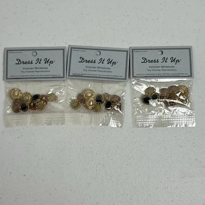 Lote si 3 miniaturas victorianas de vestir pequeños botones victorianos Jesse James Nuevo en paquete Foto 1 de 4