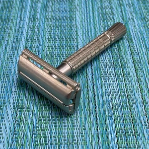 Navaja de afeitar de seguridad Gilette 1965 vintage K2 no ajustable hecha en EE. UU. - Imagen 1 de 10
