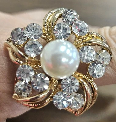 ANILLO FLOR LOTO CON PERLAS Y PEDRERÍA CIRCONITA CÚBICA TALLA 8/9 AJUSTE TONO DORADO Foto 1 de 3