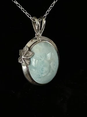 Collar colgante ovalado Larimar de plata esterlina vintage con acento de flor de plata Foto 1 de 4