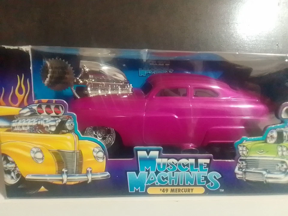 Novo na caixa lacrada, Muscle Machines '49 Mercury. Roxo, escala 1:18.  - Imagem 1 de 4