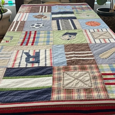 Pottery Barn 儿童双绗缝运动拼布床罩 69 x 85.25 — 第 1/4 张图片