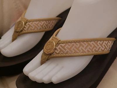 NUEVO MUJER TOMMY HILFIGER SANDALIAS CUÑA CHANCLAS BRONCEADAS DORADO FITZ-R talla 10 Foto 1 de 4
