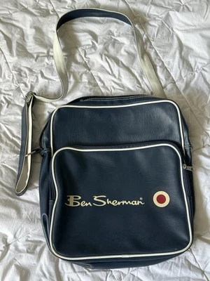 Ben Sherman 标志蓝色邮差包人造皮革斜挎包 14 英寸 x 12 英寸 — 第 1/4 张图片