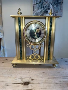 A high grade Seiko faux malachite and gold tone mantle clock... - Foto 1 di 5