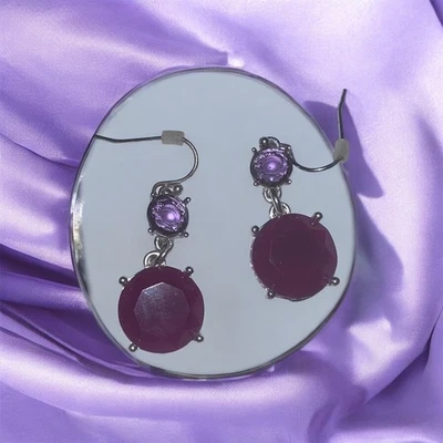 Pendientes colgantes Lauren Conrad tono plata facetados redondos gemas azules y moradas Foto 1 de 4