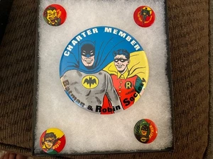 BATMAN AND ROBIN SOCIETY '66 PULSANTE MEMBRO CHARTER 3,5" & 4 MINI BOTTONI JOLLY!! - Foto 1 di 7
