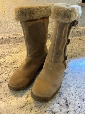 Bota para mujer Mia Rory de gamuza sin cordones color tostado talla 8,5 con forro de piel Foto 1 de 4