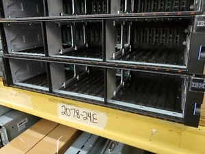 Gabinete de expansión IBM 2078-24E Storwize V5000 sin unidades incluidas - Imagen 1 de 2