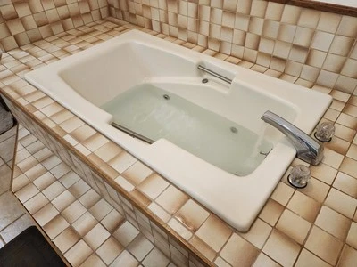 3x5 Whirlpool Jacuzzi Bathtub With Fixtures - Image 1 of 2
