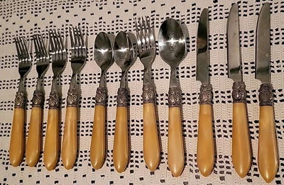 12 cubiertos retro de acero inoxidable Sofía con mango de plástico dorado Orfevres Argent  - Imagen 1 de 4