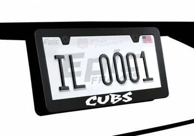 Marco de matrícula Cubs premium de metal negro Foto 1 de 3