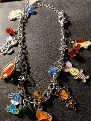  Pulsera Winnie The Pooh And Friends Charm tono plateado 9 chams, cuentas de colores. Foto 1 de 4