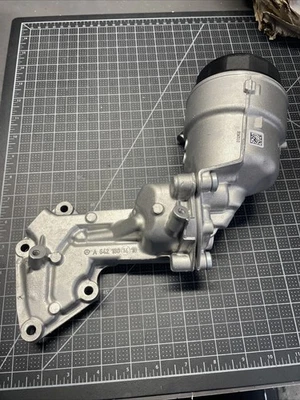 Carcasa de filtro de aceite de motor original Mercedes-Benz 642-180-14-10-64 Foto 1 de 2