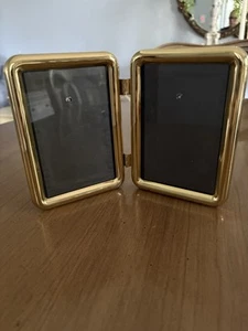 Cornice portafoto doppia cerniera rivestita in ottone massiccio laccato angoli arrotondati 3,5x5” - Foto 1 di 3