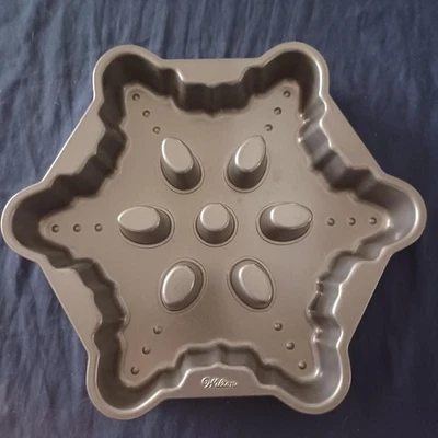 12 1/2" Diameter Wilton Metal Non Stick Snowflake Baking Pan Mold Christmas Fall - Image 1 of 3