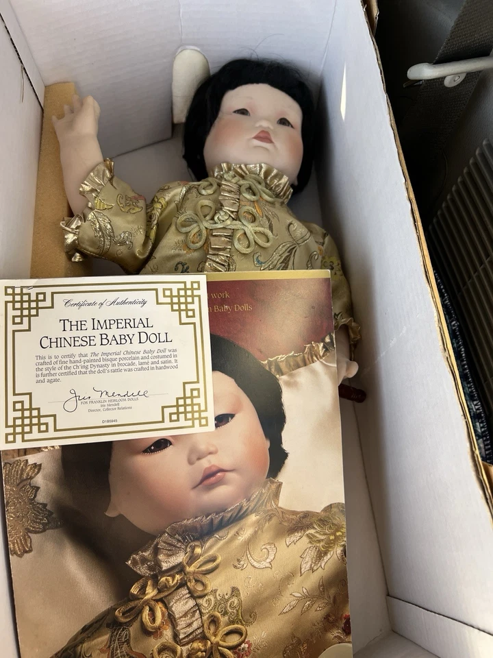 Boneca bebê chinesa imperial Franklin Heirloom da dinastia Ch'ing - Imagem 1 de 4