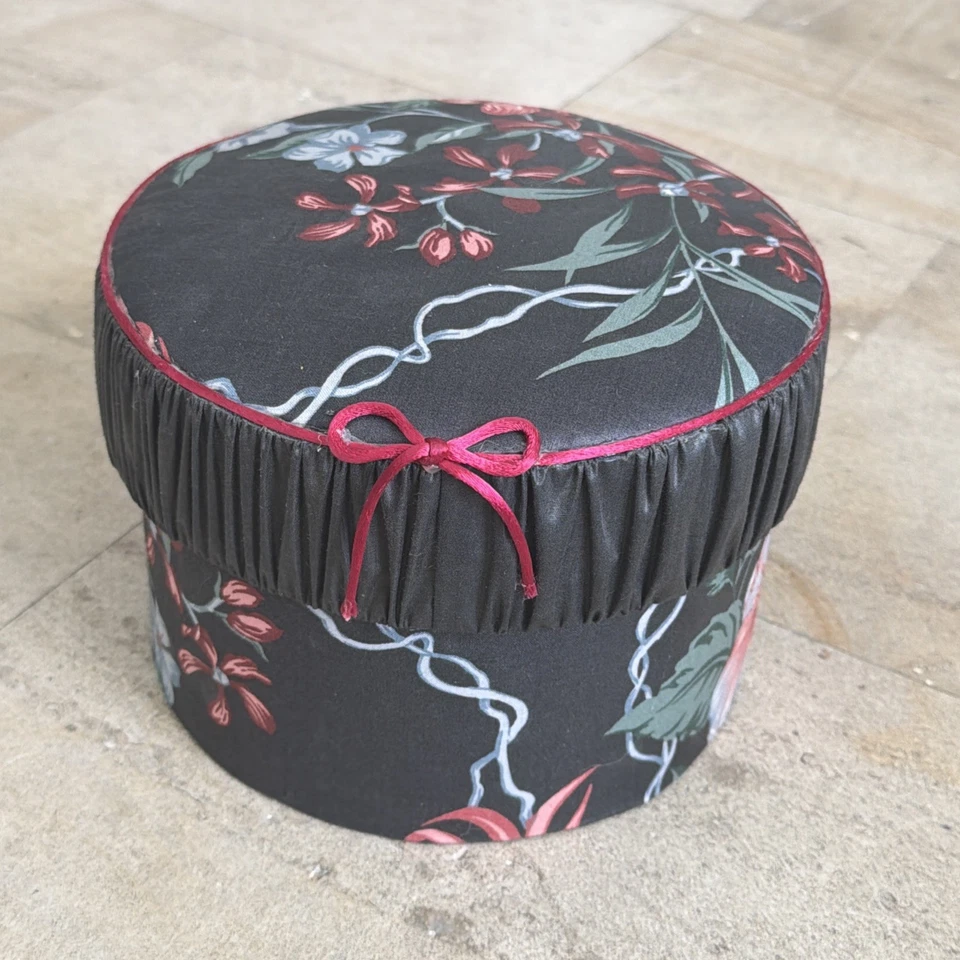 Caja de Almacenamiento Sombrero Decorativo Vintage Cubierta de Tela 8" Años 50 Negro Floral Foto 1 de 4