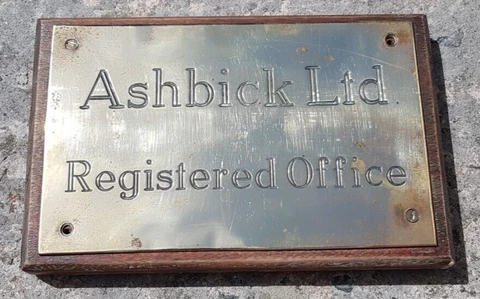 VINTAGE BRASS SIGN "ASHBICK Ltd REGISTERED OFFICE" MOUNTED ON A WOODEN PLINTH Cover