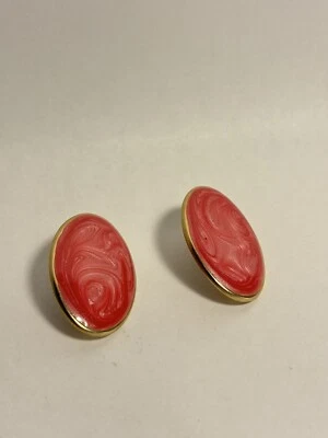 hermosos pendientes finos ovalados de resina de coral lechoso con tachuelas en la parte posterior joyería hermosos Foto 1 de 4