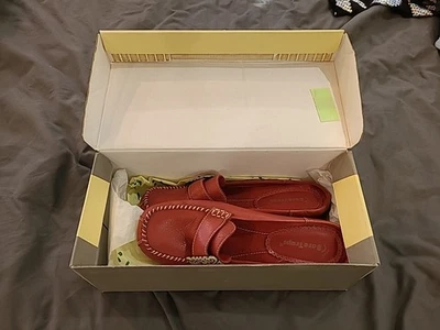 Zapatos sin cordones planos de cuero estilo pixie rojo ladrillo Bare Traps 7M Foto 1 de 4