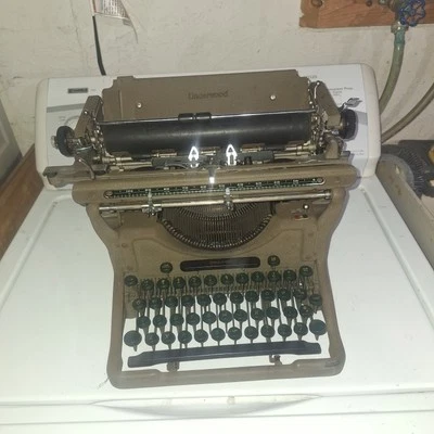 Antigua máquina de escribir del ejército  Foto 1 de 3