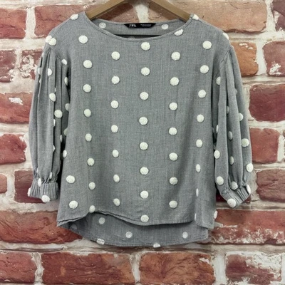 Camisa Popover Zara Top Para Mujer XS Gris Blanco Lunares Texturizada Alta Baja Informal Foto 1 de 4