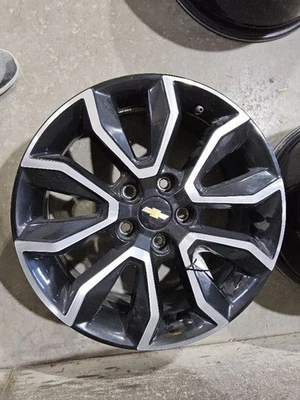 Llanta Chevy Trailblazer 2021-2025 17x7-1/2 mecanizada con bolsillos negros Opt MZD Foto 1 de 4