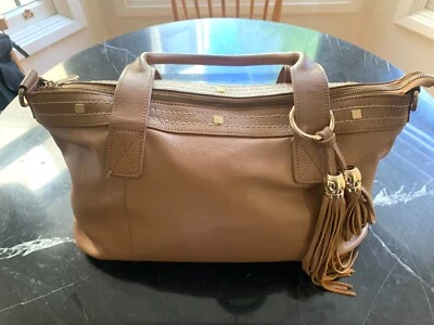 Cartera Amelia Tan Cuore & Pelle para llevar todo con detalles dorados Foto 1 de 4